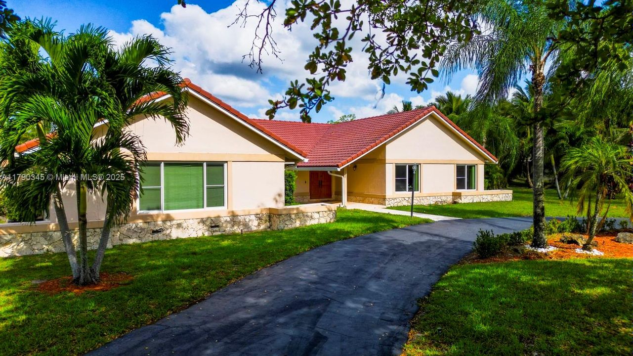 Недавно продано: $935,000 (5 спален, 3 ванн, 3617 Квадратных фут)