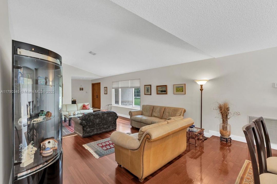 Недавно продано: $935,000 (5 спален, 3 ванн, 3617 Квадратных фут)