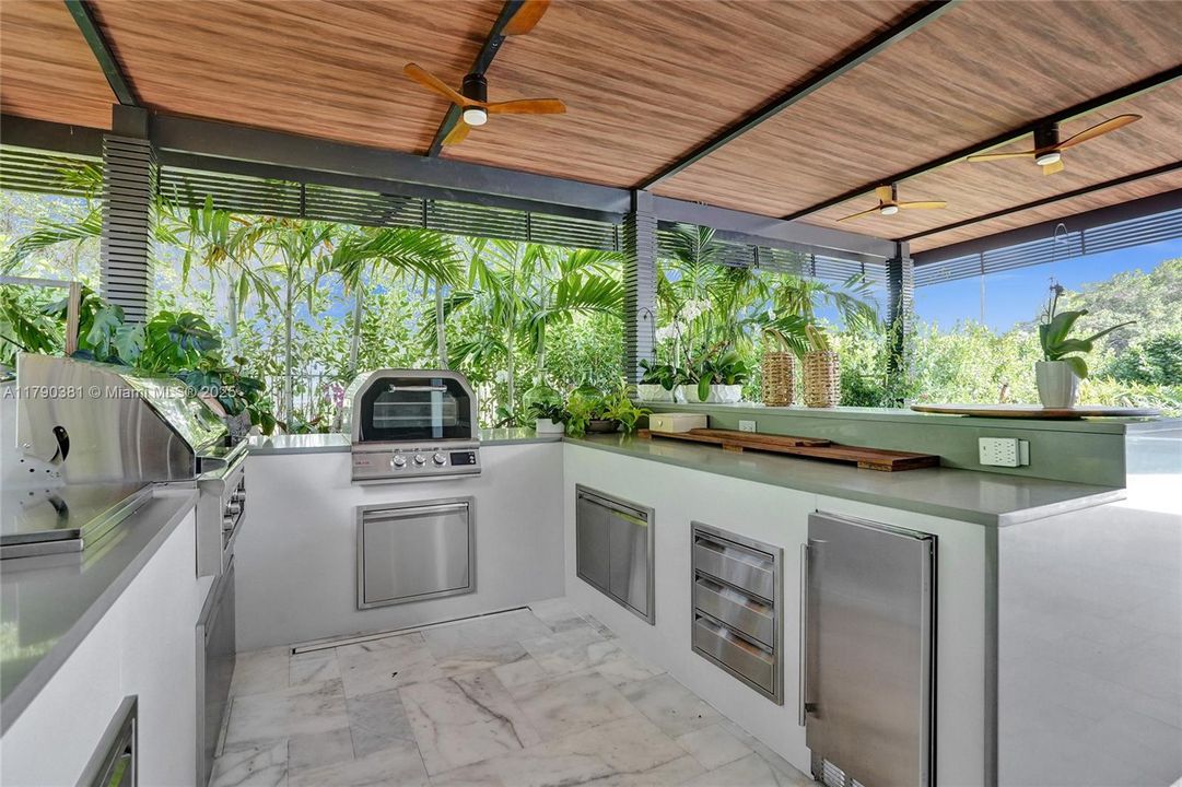 Vendido Recientemente: $3,469,000 (5 camas, 6 baños, 4124 Pies cuadrados)