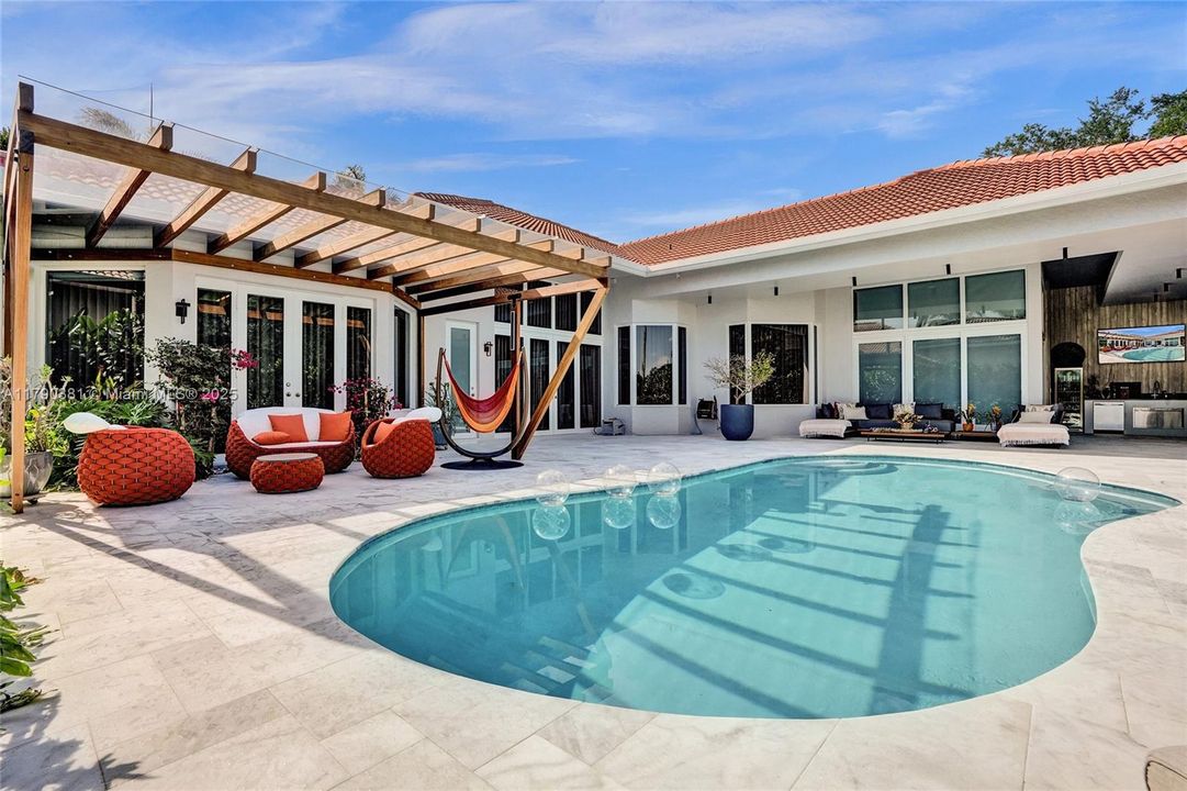 Vendido Recientemente: $3,469,000 (5 camas, 6 baños, 4124 Pies cuadrados)