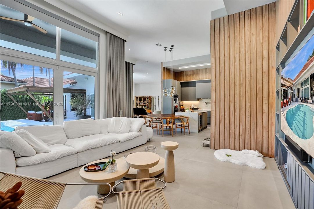 Vendido Recientemente: $3,469,000 (5 camas, 6 baños, 4124 Pies cuadrados)