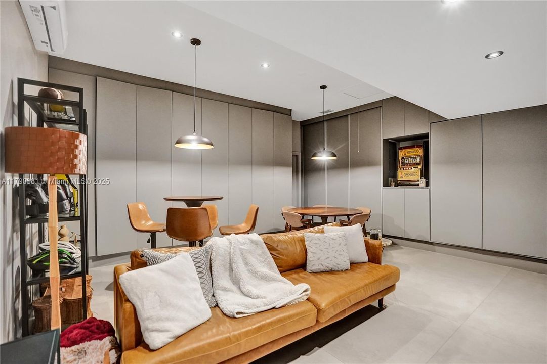 Vendido Recientemente: $3,469,000 (5 camas, 6 baños, 4124 Pies cuadrados)