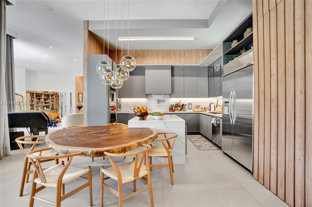 Vendido Recientemente: $3,469,000 (5 camas, 6 baños, 4124 Pies cuadrados)