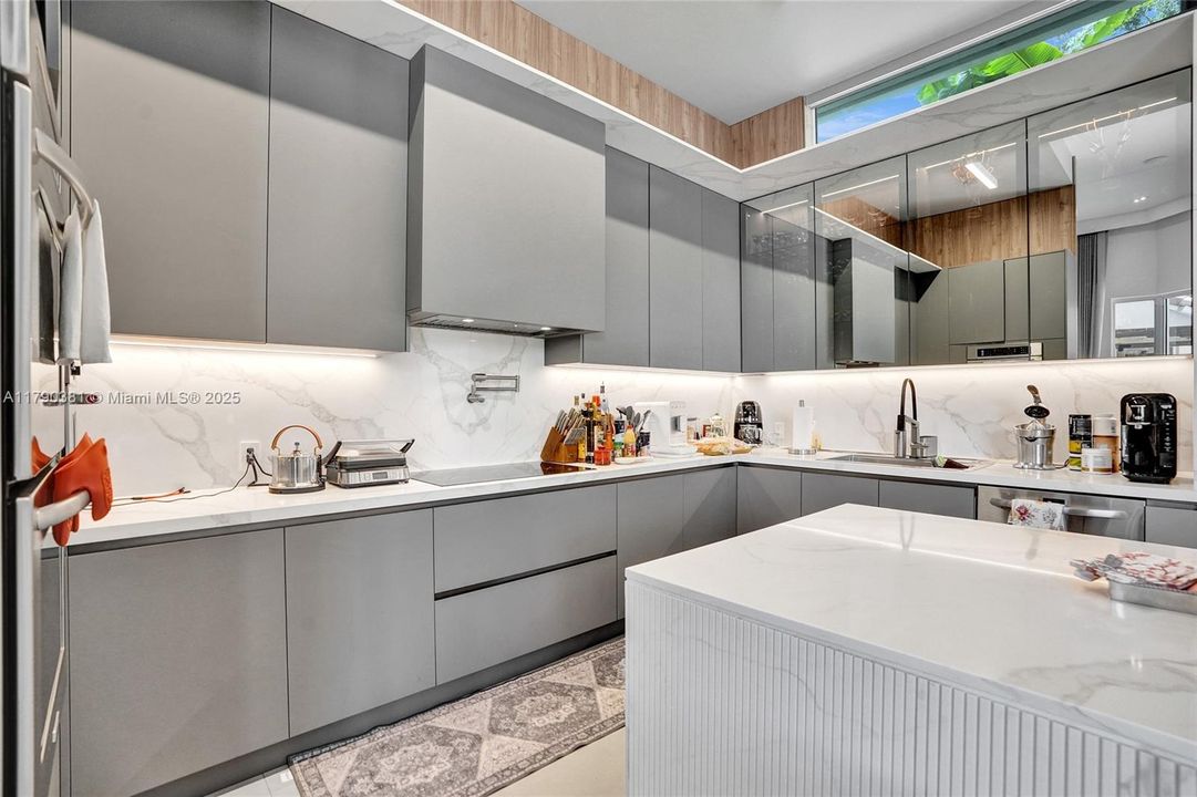 Vendido Recientemente: $3,469,000 (5 camas, 6 baños, 4124 Pies cuadrados)