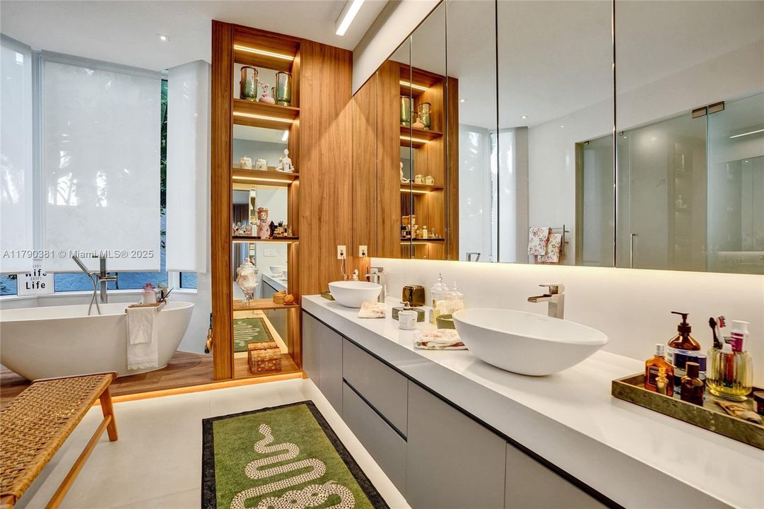 Vendido Recientemente: $3,469,000 (5 camas, 6 baños, 4124 Pies cuadrados)