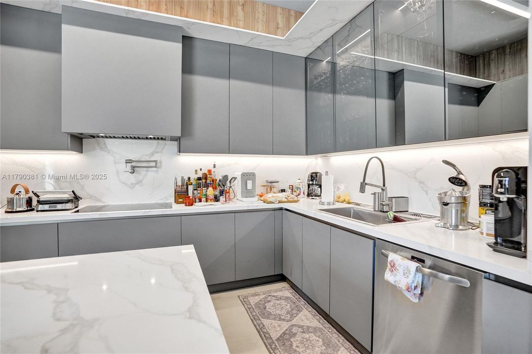 Vendido Recientemente: $3,469,000 (5 camas, 6 baños, 4124 Pies cuadrados)