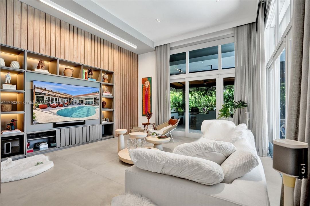 Vendido Recientemente: $3,469,000 (5 camas, 6 baños, 4124 Pies cuadrados)