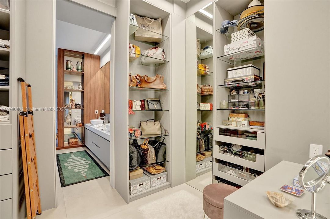 Vendido Recientemente: $3,469,000 (5 camas, 6 baños, 4124 Pies cuadrados)