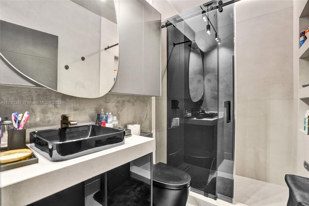 Vendido Recientemente: $3,469,000 (5 camas, 6 baños, 4124 Pies cuadrados)