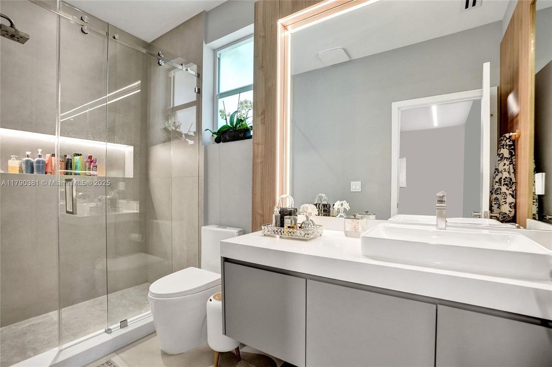 Vendido Recientemente: $3,469,000 (5 camas, 6 baños, 4124 Pies cuadrados)