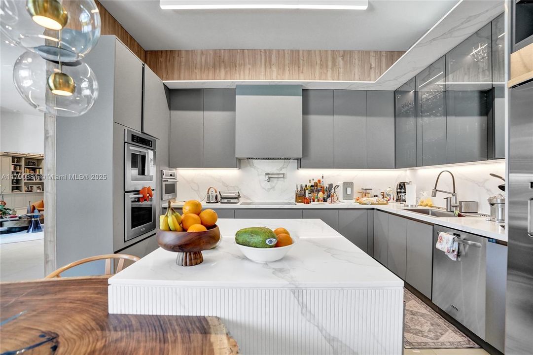 Vendido Recientemente: $3,469,000 (5 camas, 6 baños, 4124 Pies cuadrados)