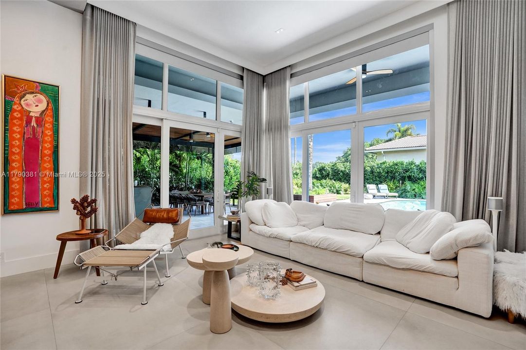 Vendido Recientemente: $3,469,000 (5 camas, 6 baños, 4124 Pies cuadrados)