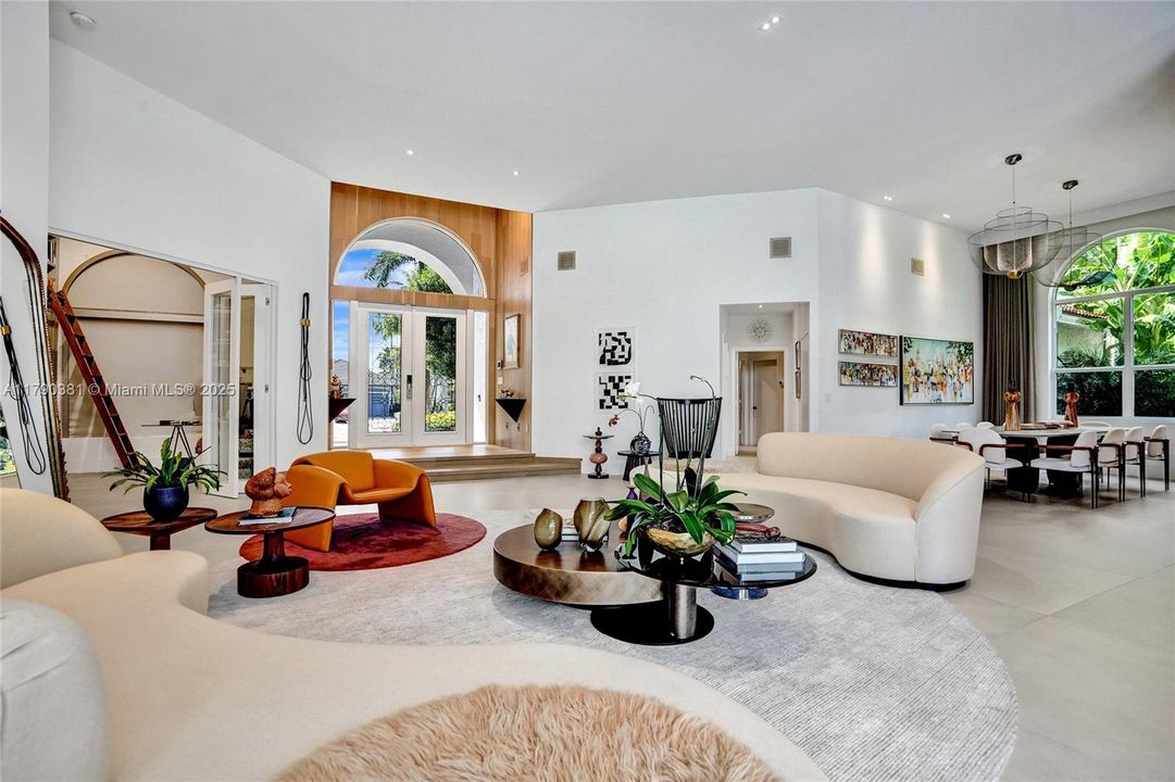 Vendido Recientemente: $3,469,000 (5 camas, 6 baños, 4124 Pies cuadrados)