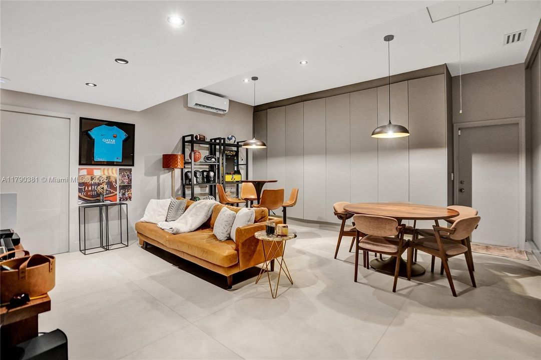 Vendido Recientemente: $3,469,000 (5 camas, 6 baños, 4124 Pies cuadrados)