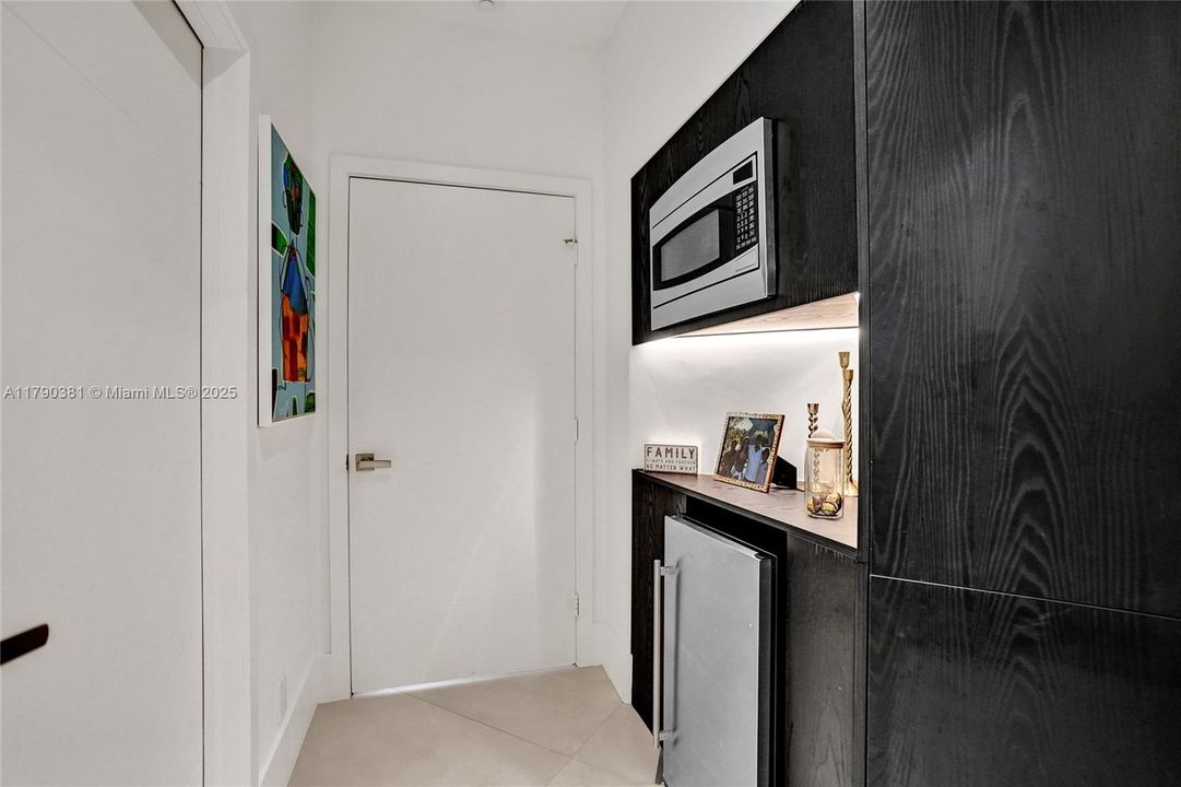 Vendido Recientemente: $3,469,000 (5 camas, 6 baños, 4124 Pies cuadrados)