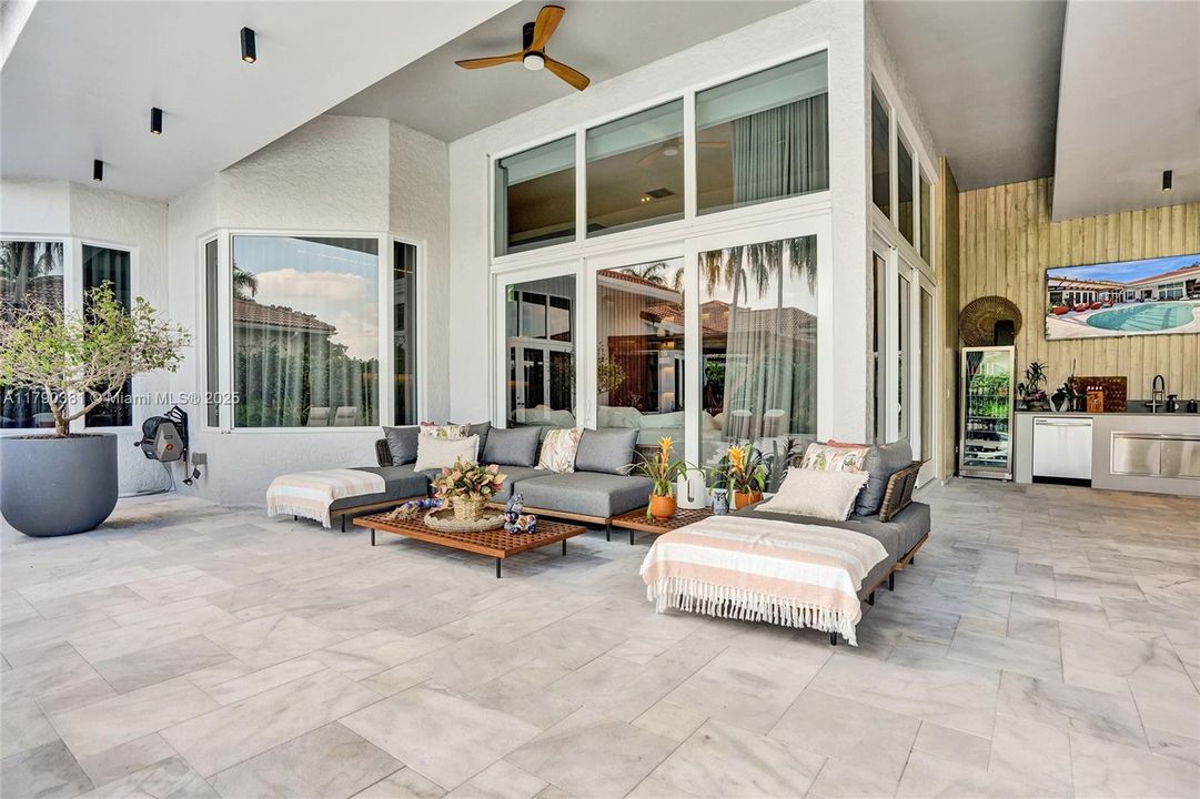 Vendido Recientemente: $3,469,000 (5 camas, 6 baños, 4124 Pies cuadrados)