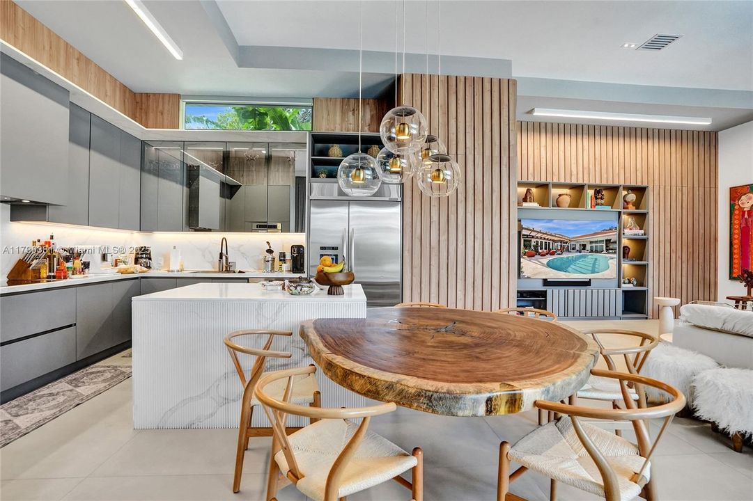 Vendido Recientemente: $3,469,000 (5 camas, 6 baños, 4124 Pies cuadrados)