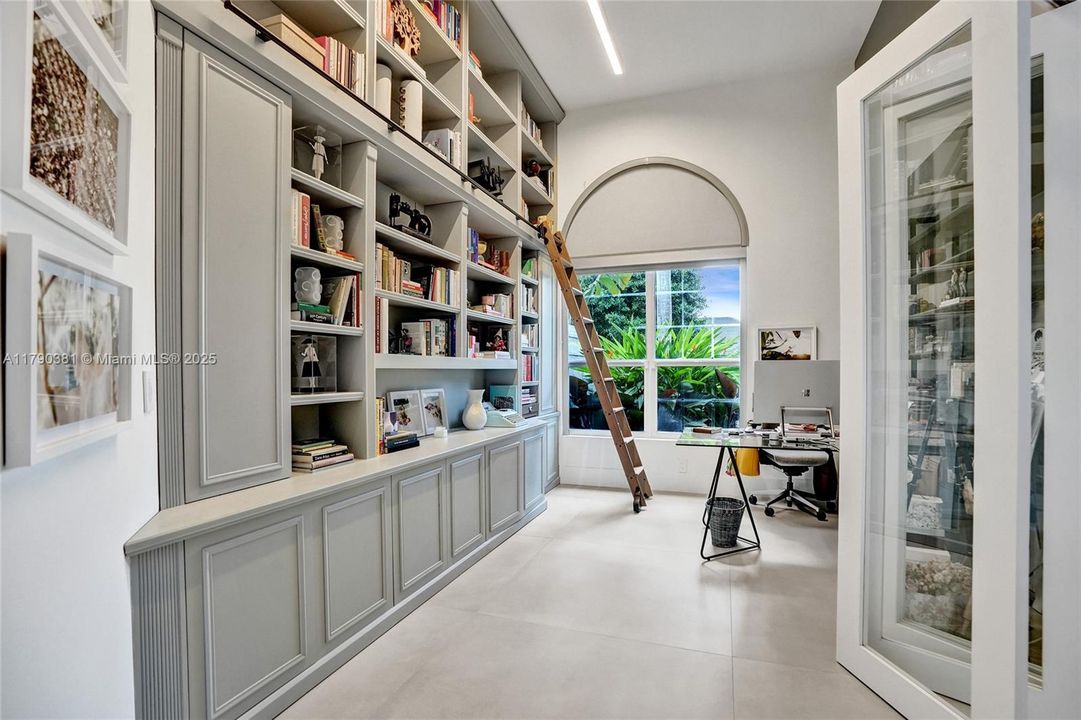 Vendido Recientemente: $3,469,000 (5 camas, 6 baños, 4124 Pies cuadrados)