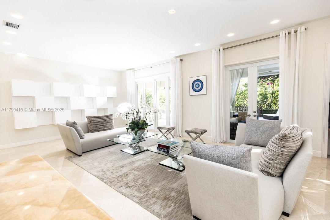 Living room 1 near entrace