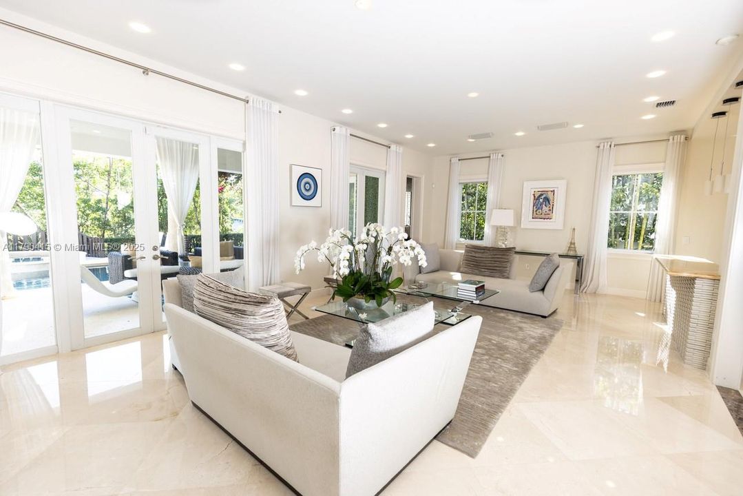 Living room 1 near entrace