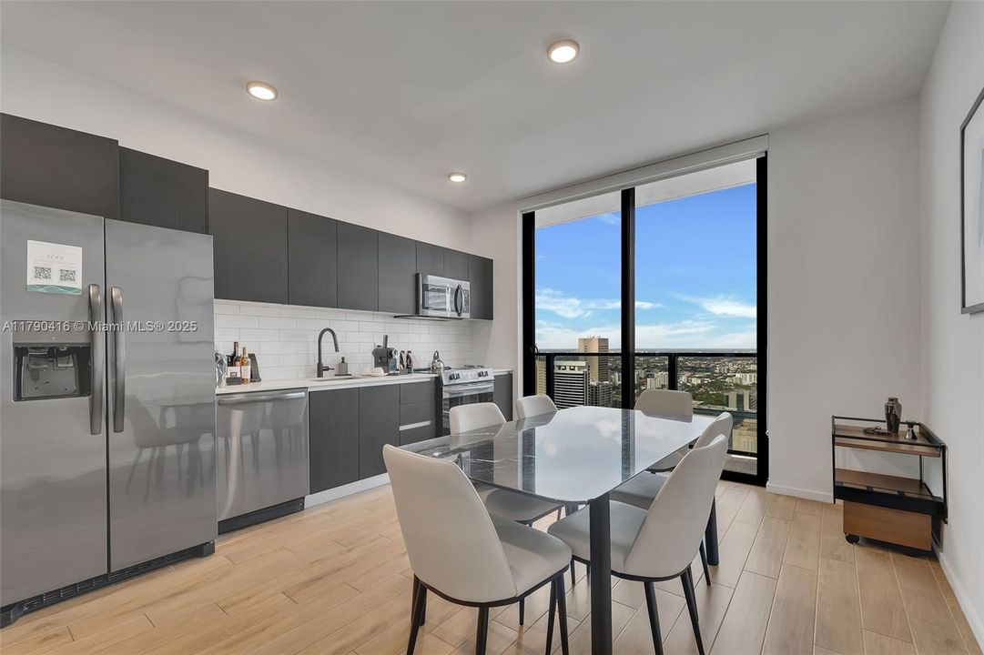 En Venta: $1,099,000 (3 camas, 3 baños, 1150 Pies cuadrados)
