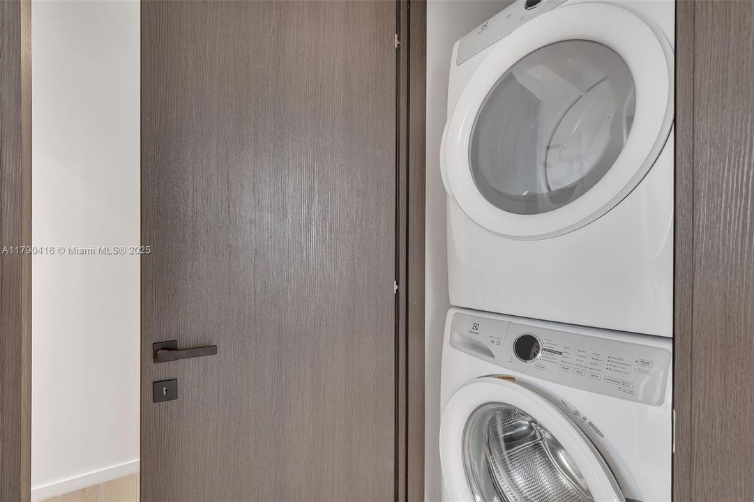 En Venta: $1,099,000 (3 camas, 3 baños, 1150 Pies cuadrados)