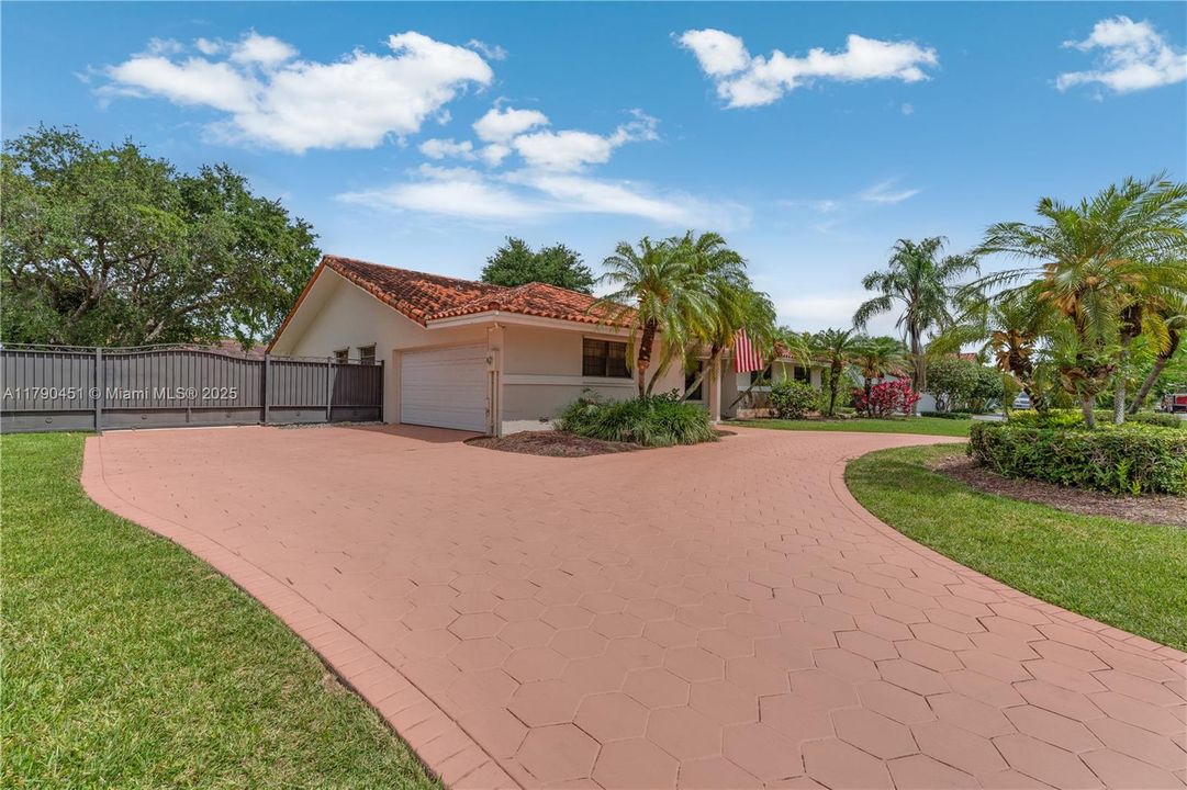 Vendido Recientemente: $950,000 (4 camas, 2 baños, 2518 Pies cuadrados)