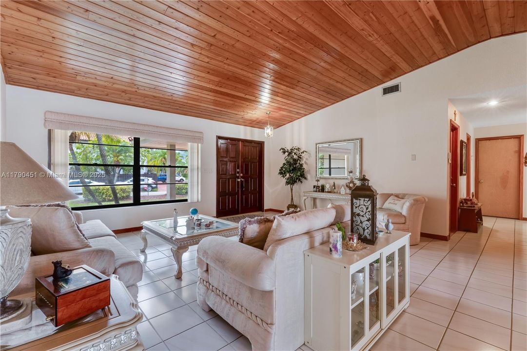 Vendido Recientemente: $950,000 (4 camas, 2 baños, 2518 Pies cuadrados)