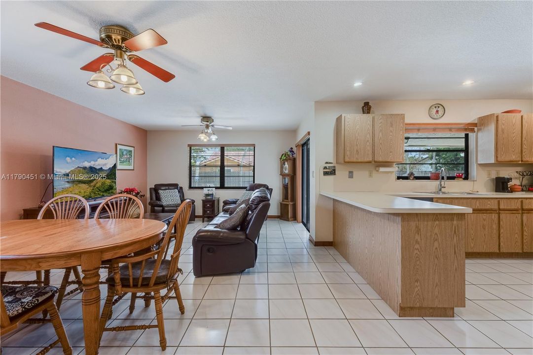 Vendido Recientemente: $950,000 (4 camas, 2 baños, 2518 Pies cuadrados)