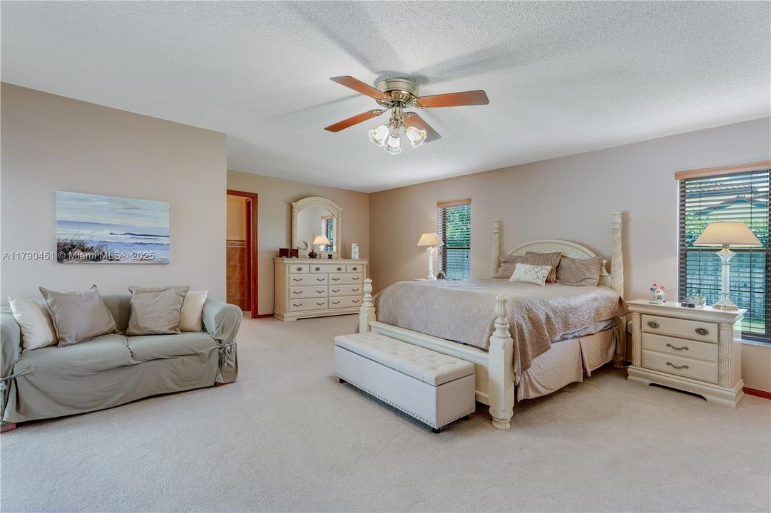 Vendido Recientemente: $950,000 (4 camas, 2 baños, 2518 Pies cuadrados)