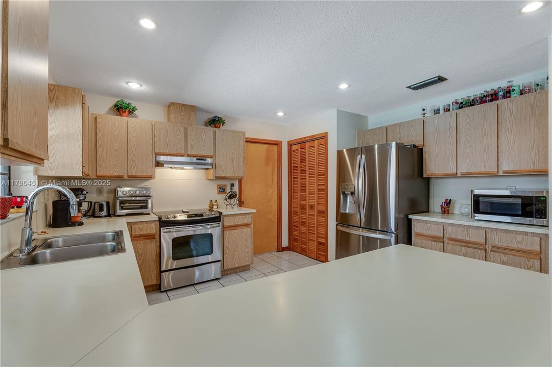 Vendido Recientemente: $950,000 (4 camas, 2 baños, 2518 Pies cuadrados)