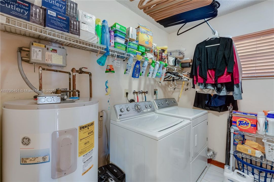 Vendido Recientemente: $950,000 (4 camas, 2 baños, 2518 Pies cuadrados)