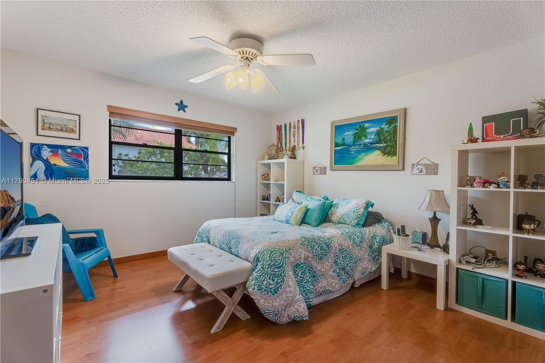 Vendido Recientemente: $950,000 (4 camas, 2 baños, 2518 Pies cuadrados)