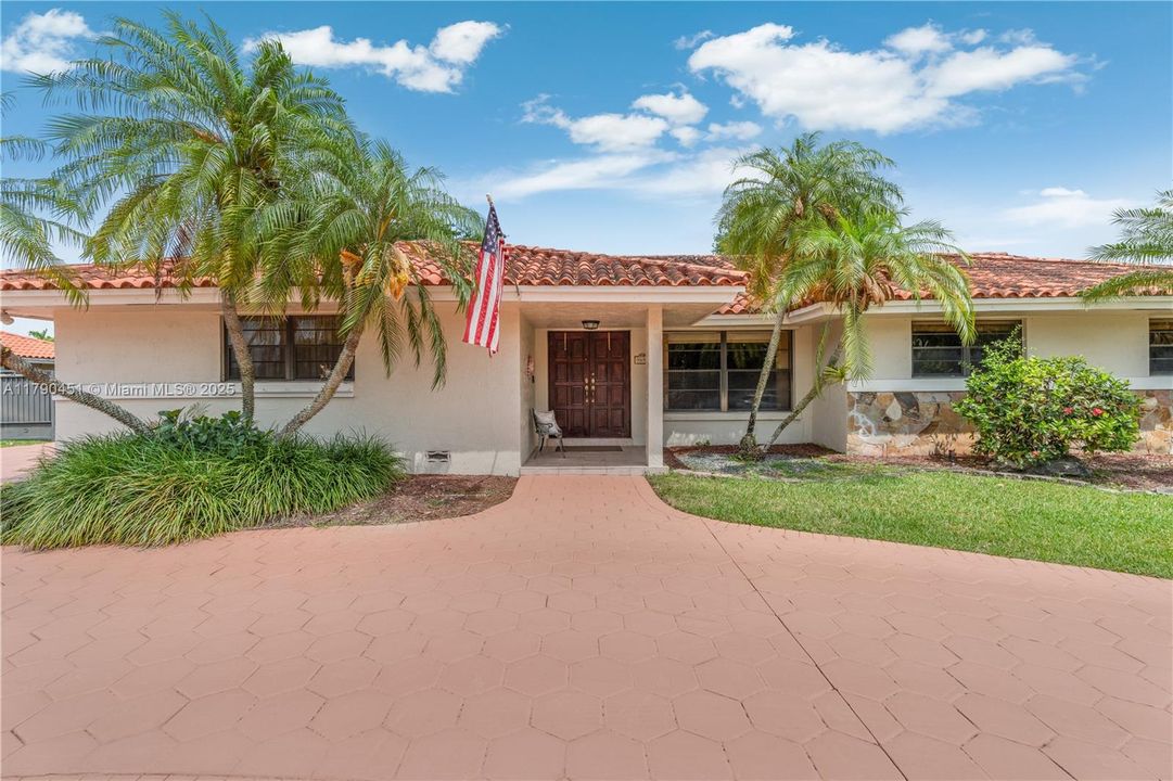 Vendido Recientemente: $950,000 (4 camas, 2 baños, 2518 Pies cuadrados)