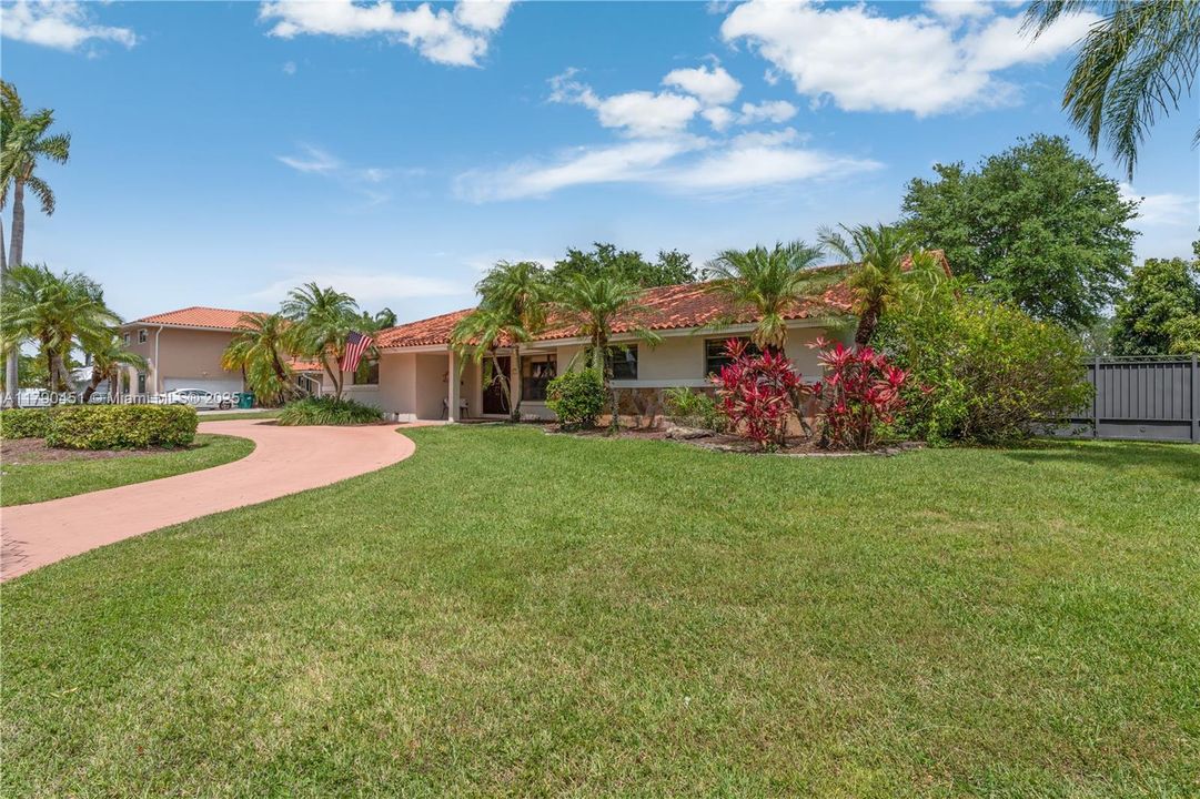 Vendido Recientemente: $950,000 (4 camas, 2 baños, 2518 Pies cuadrados)