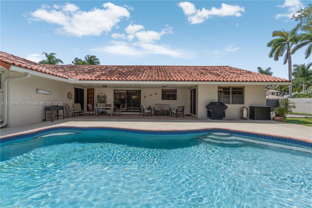 Vendido Recientemente: $950,000 (4 camas, 2 baños, 2518 Pies cuadrados)