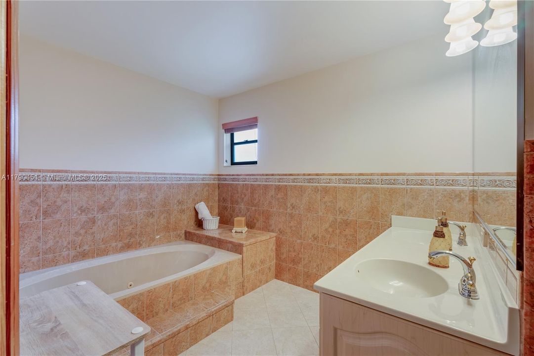 Vendido Recientemente: $950,000 (4 camas, 2 baños, 2518 Pies cuadrados)