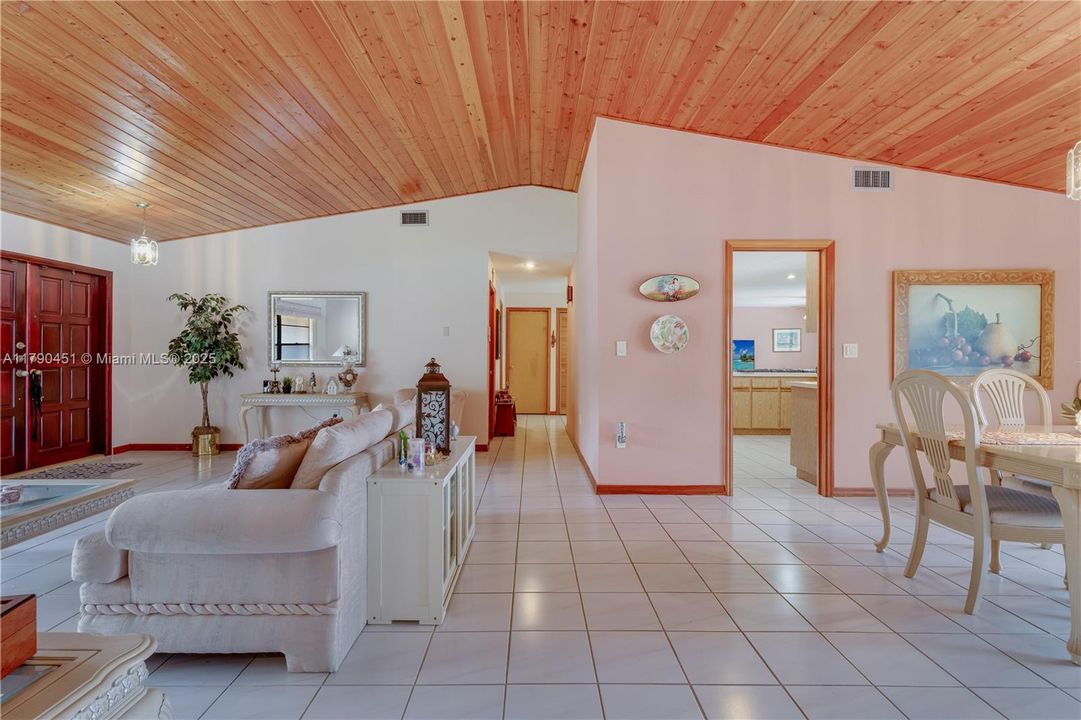 Vendido Recientemente: $950,000 (4 camas, 2 baños, 2518 Pies cuadrados)