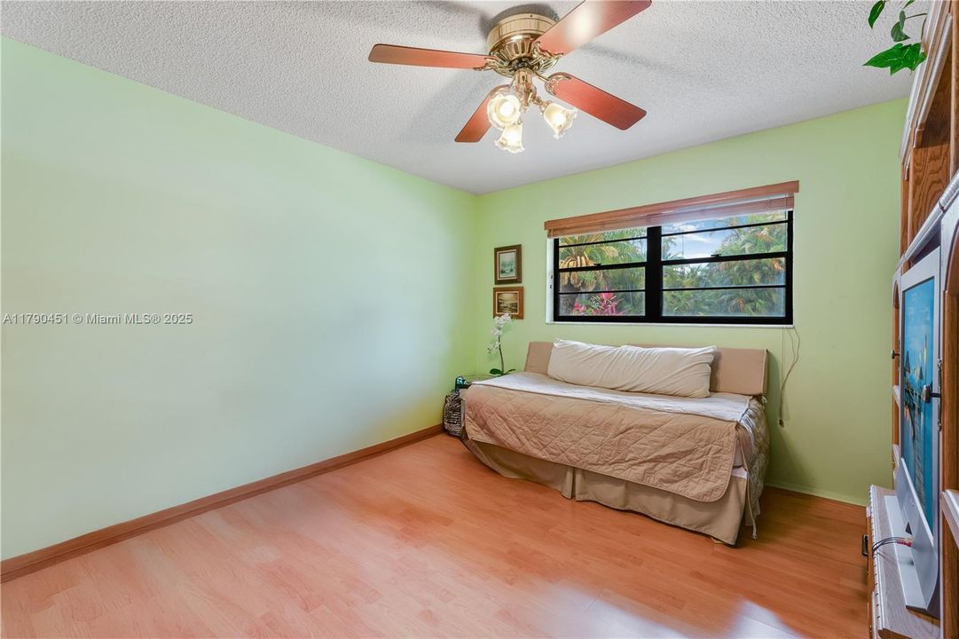 Vendido Recientemente: $950,000 (4 camas, 2 baños, 2518 Pies cuadrados)