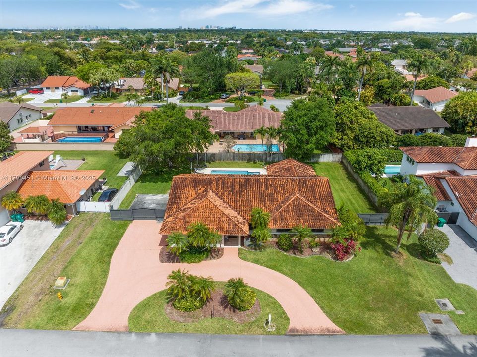 Vendido Recientemente: $950,000 (4 camas, 2 baños, 2518 Pies cuadrados)