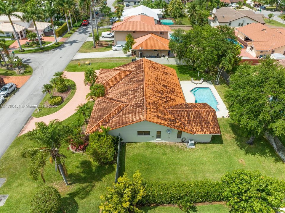 Vendido Recientemente: $950,000 (4 camas, 2 baños, 2518 Pies cuadrados)