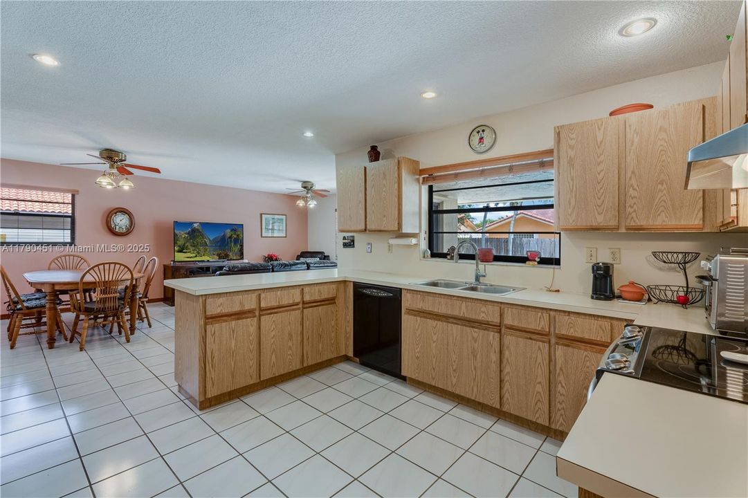 Vendido Recientemente: $950,000 (4 camas, 2 baños, 2518 Pies cuadrados)