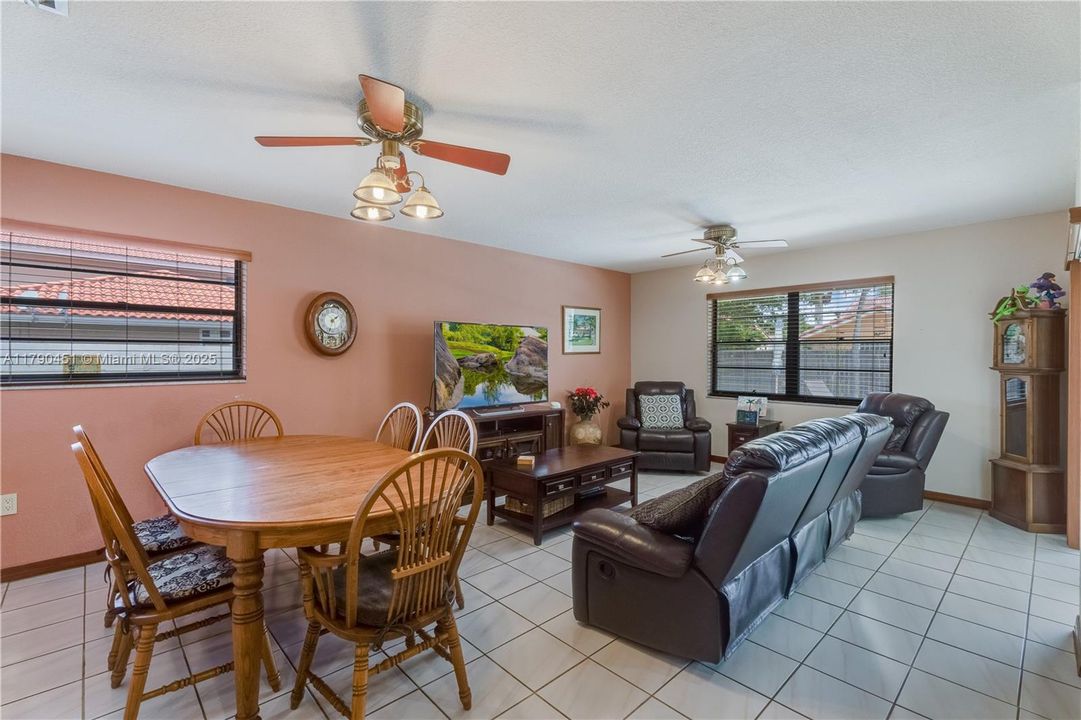 Vendido Recientemente: $950,000 (4 camas, 2 baños, 2518 Pies cuadrados)