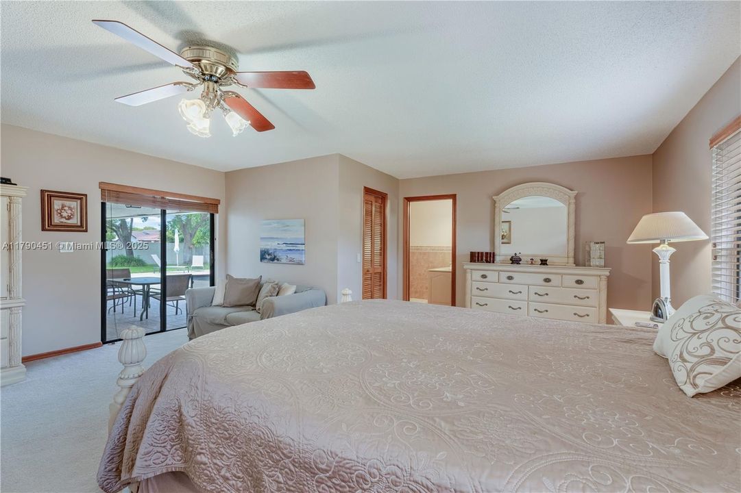 Vendido Recientemente: $950,000 (4 camas, 2 baños, 2518 Pies cuadrados)