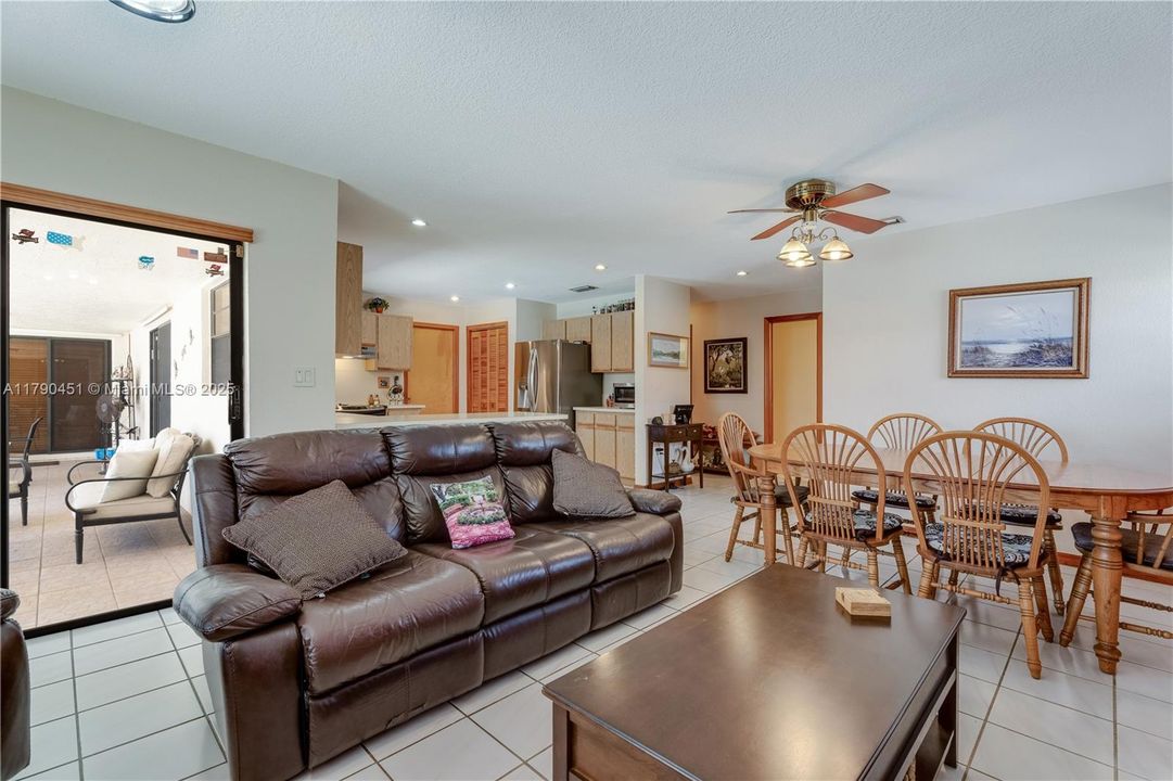 Vendido Recientemente: $950,000 (4 camas, 2 baños, 2518 Pies cuadrados)