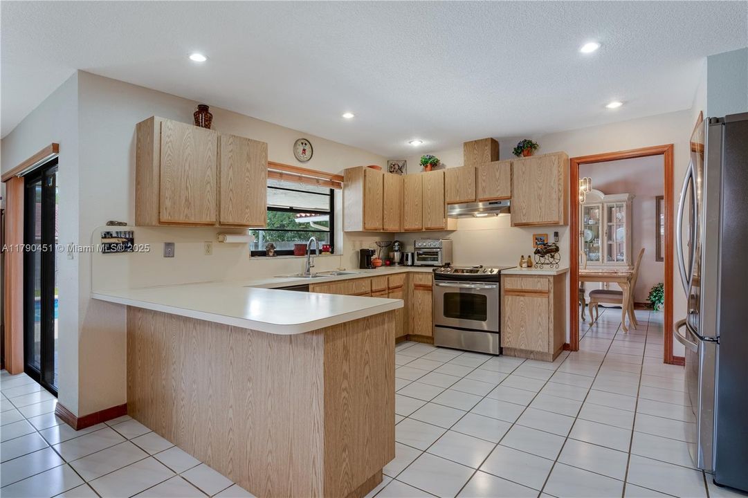 Vendido Recientemente: $950,000 (4 camas, 2 baños, 2518 Pies cuadrados)