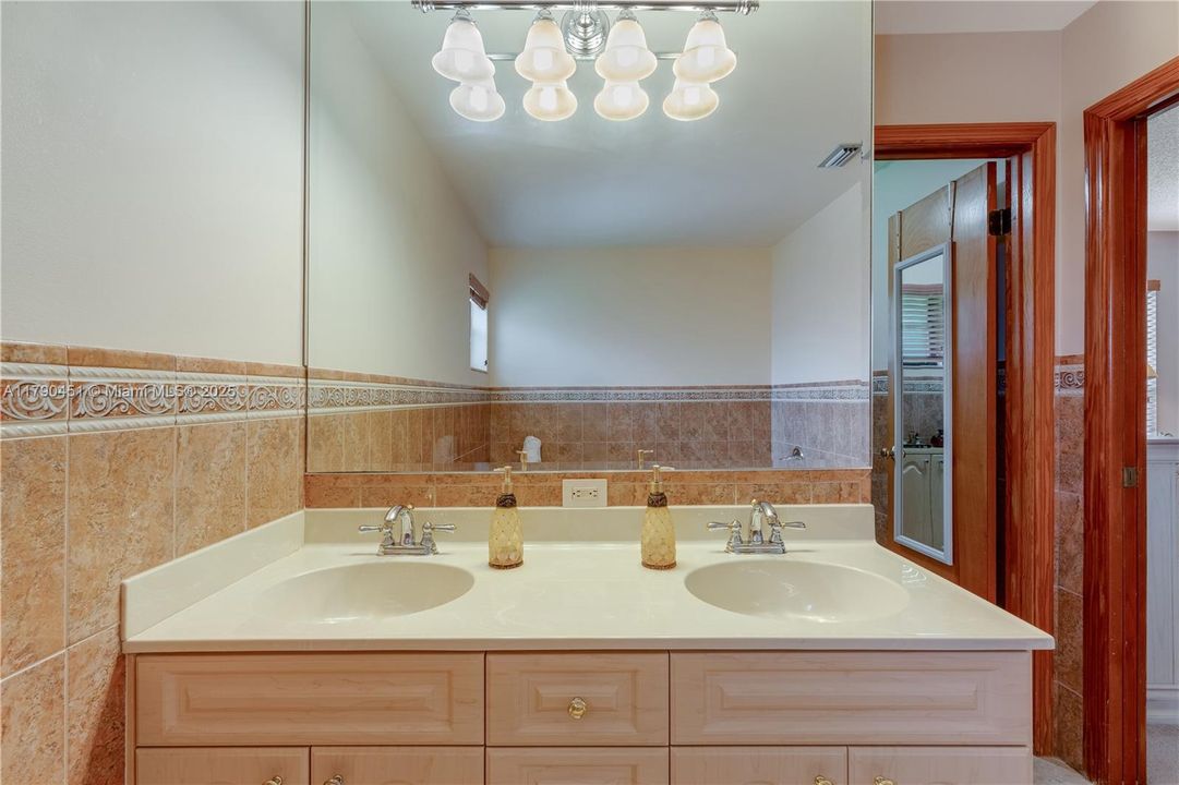 Vendido Recientemente: $950,000 (4 camas, 2 baños, 2518 Pies cuadrados)