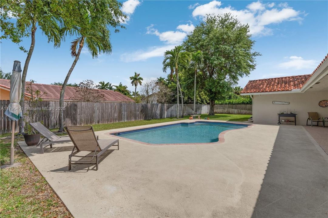 Vendido Recientemente: $950,000 (4 camas, 2 baños, 2518 Pies cuadrados)