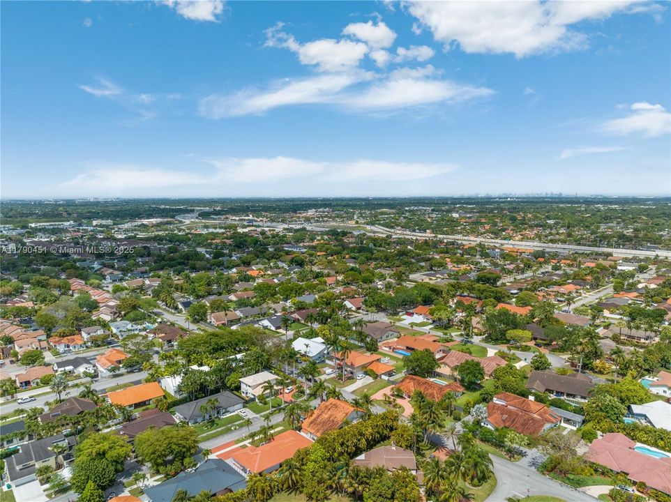 Vendido Recientemente: $950,000 (4 camas, 2 baños, 2518 Pies cuadrados)