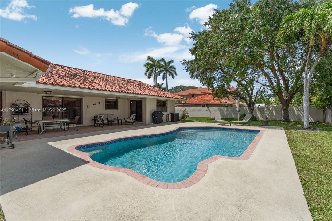 Vendido Recientemente: $950,000 (4 camas, 2 baños, 2518 Pies cuadrados)